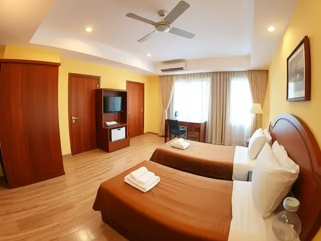 Трехместный